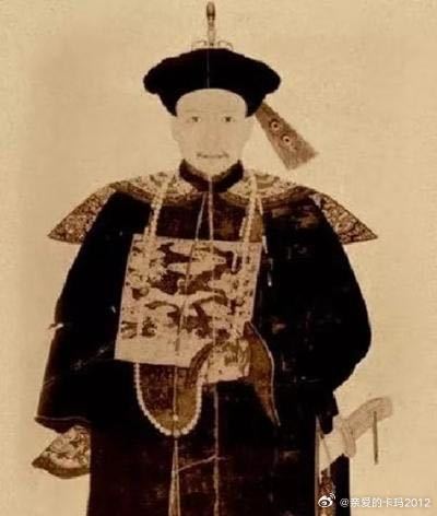 和珅那么爱钱，和他童年时的经历有关吧？三岁时母亲去世，九岁时父亲去世，他是靠一位