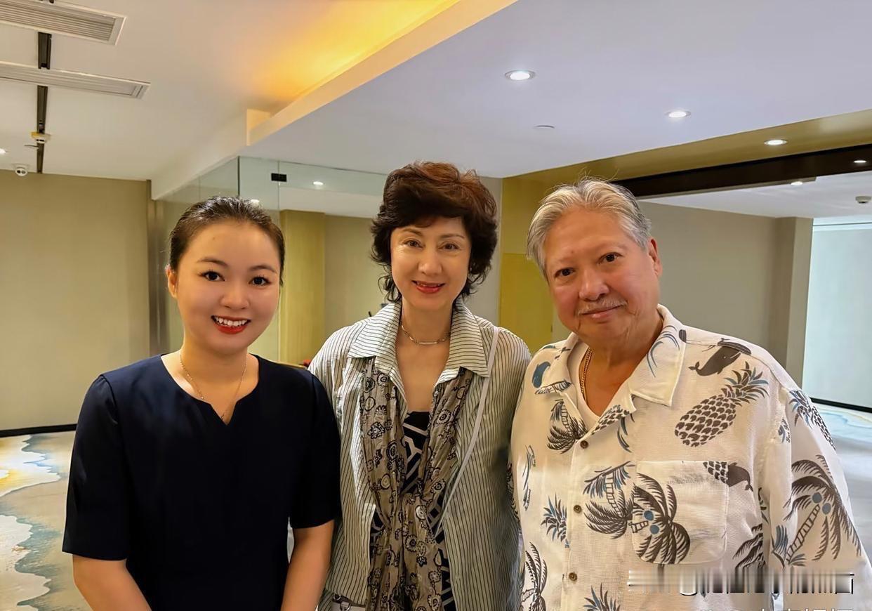 路人镜头下的洪金宝和高丽虹夫妇，很像兄妹又有夫妻相，高丽虹老了还是很有韵味，是岁