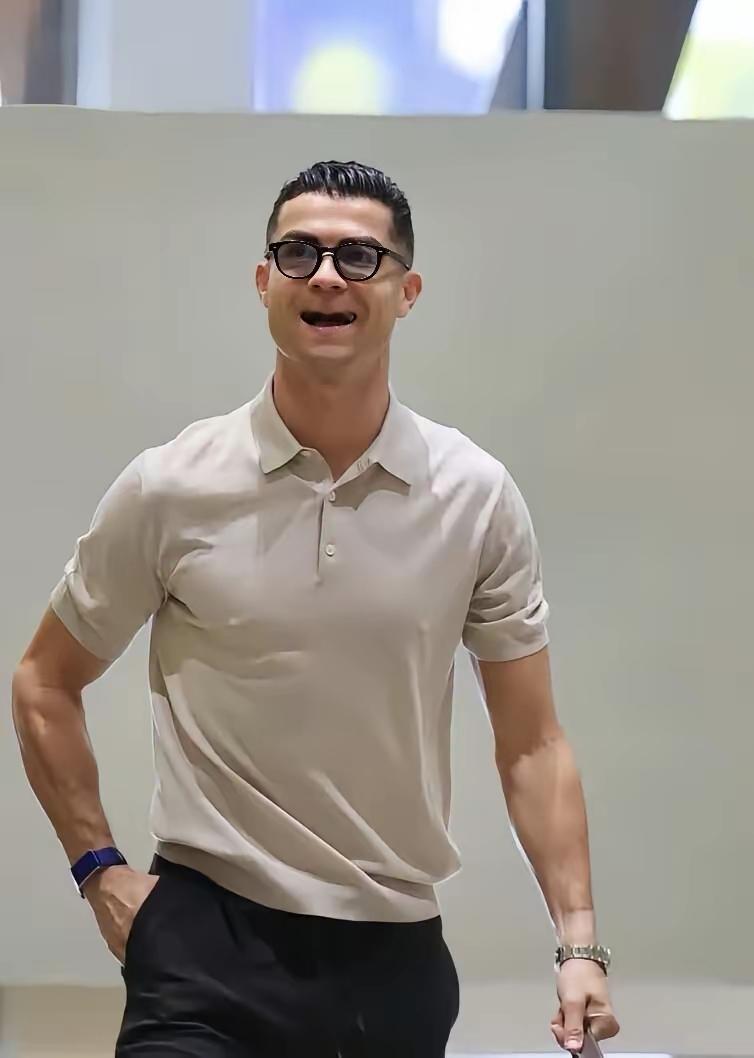 不愧是C罗，时尚圈独一份的球王！
实力与颜值并存！
时尚与造型，还忒有范！
这就