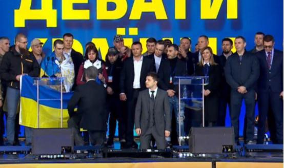 乌克兰今天的结局是乌克兰人自己的选择。回想2019年波罗申科与泽连斯基竞选总统时