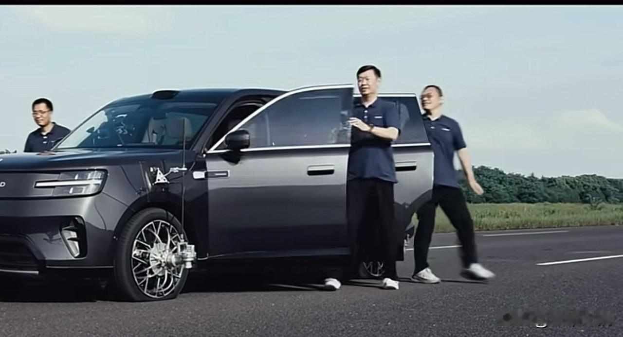 某米CTO坐进车里，大时速测试突然爆胎。

这不是试驾，是玩命。
高速爆胎测试，
