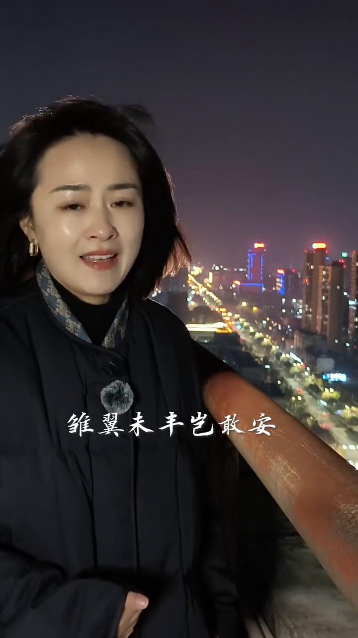 年过四十。
四十岁，左手扶稳父母的黄昏，右手托起孩子的清晨，中间还擎着自己风雨飘