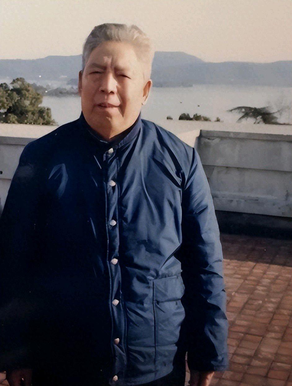 1996年，离休的铁瑛将军正在家里看报纸。就在这时，女婿走了进来。女婿说：爸！你