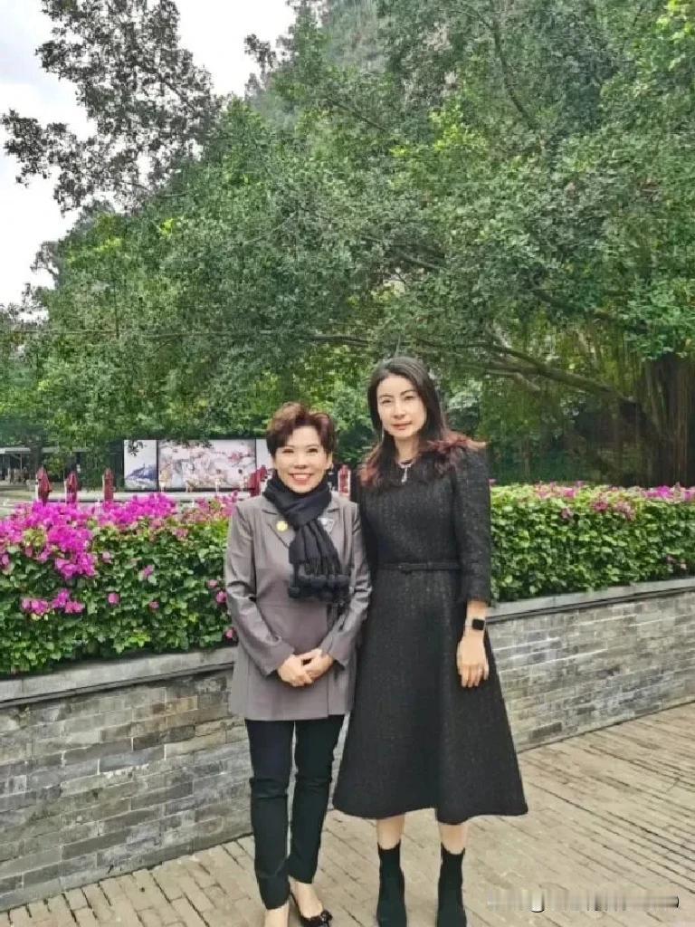 两位都是曾经的冠军，右面这位美女也许大家都知道她的名字，那左边的这位美女呢？也许