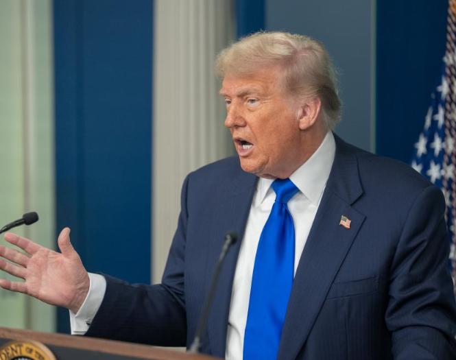 英国首相斯塔默跟特朗普通了个电话，俩人居然一致认为中国不能再买俄罗斯石油，说这样