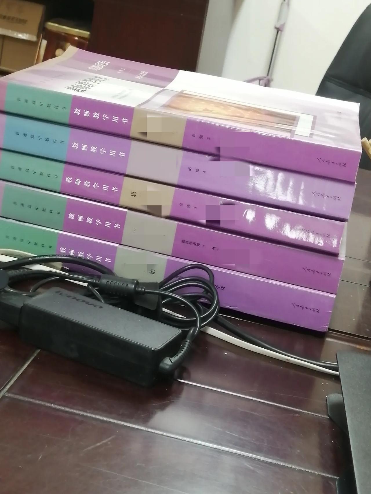 我们国庆放假严格按照规定执行，不自行调整。嘘声一片。
但是我知道，不管谁当了校长