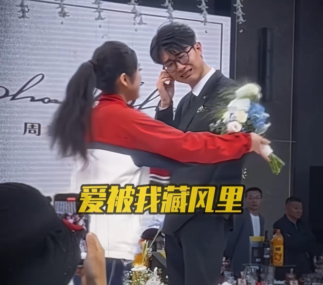 看到女生穿着校服嫁给了高中就想娶她的男生我跟着新郎一起哭 ​​​