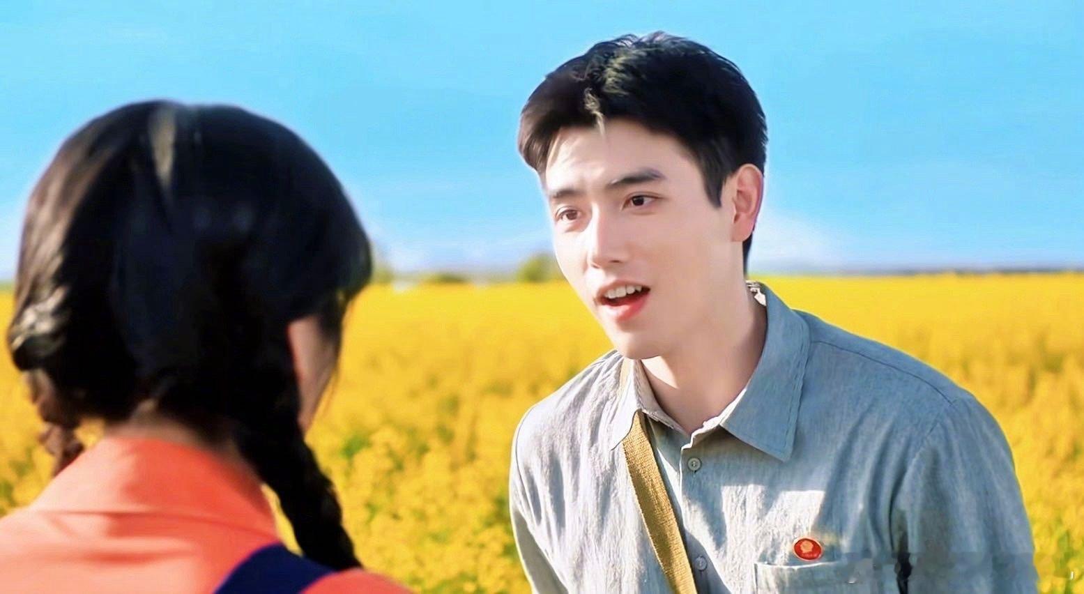 导演拍出了陈飞宇25岁该有的明媚 陈飞宇在镜头里笑起来的时候，整个画面都亮了。那