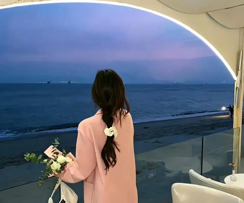 男人把爱情当闯关游戏。

女人一靠近，他嫌关卡太简单，通关没成就感。

女人转身