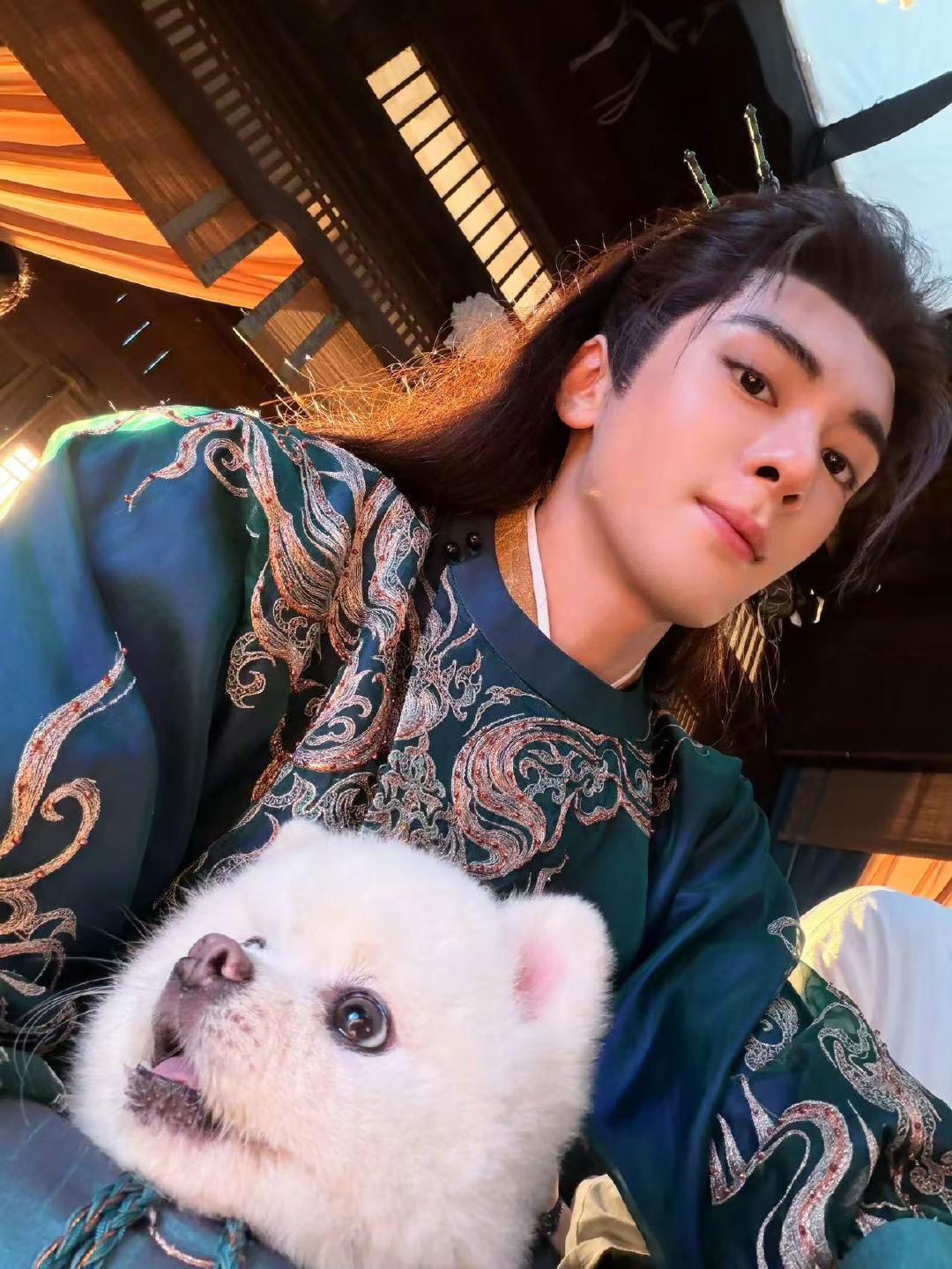 曾舜晞晒和孟子义的狗合照曾舜晞和孟子义的狗合照哇哦！照片里有两个萌物哇！！！ 