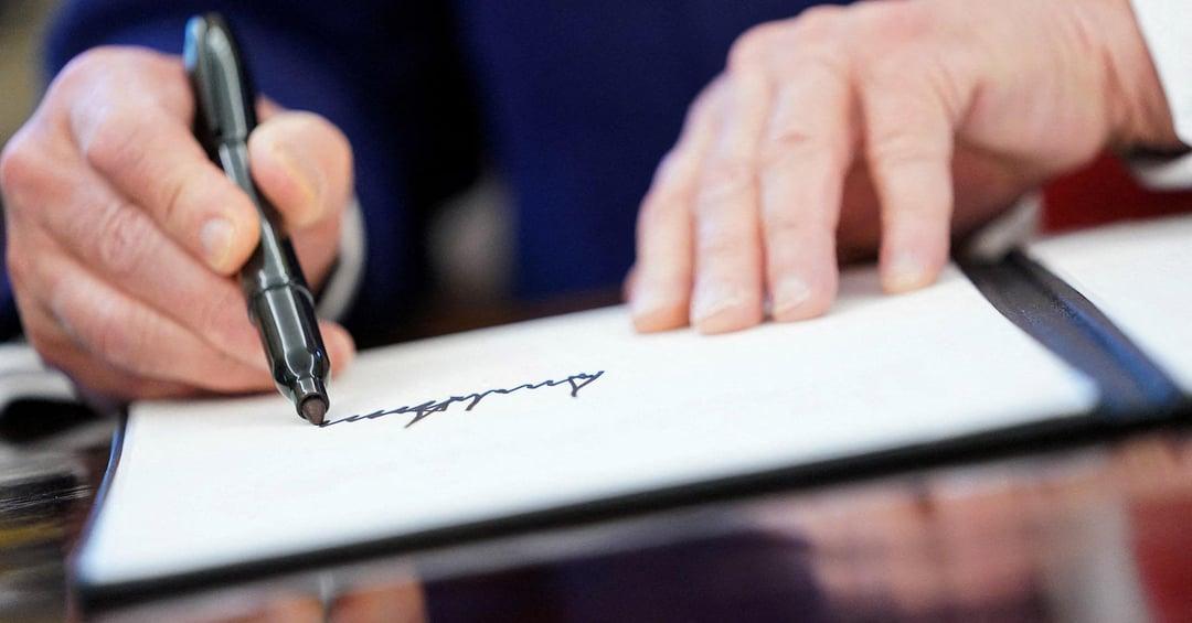 特朗普的签名要上美元了，打破165年传统。有人调侃：这就像给钞票贴个人标签，下一