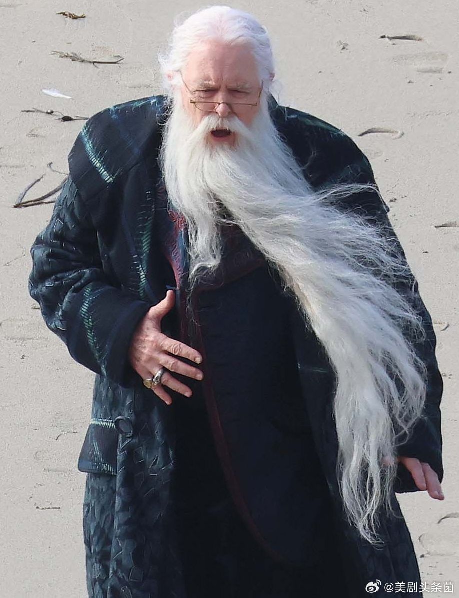 【剧版《哈利波特》邓布利多：因罗琳言论，曾差点考虑退出】80岁老戏骨约翰·利思戈