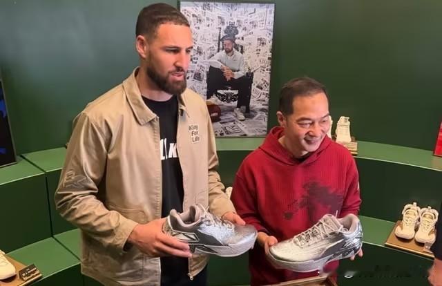 克莱·汤普森与安踏签下终身合同
北京时间2月14日，洛杉矶全明星周末现场，克莱·