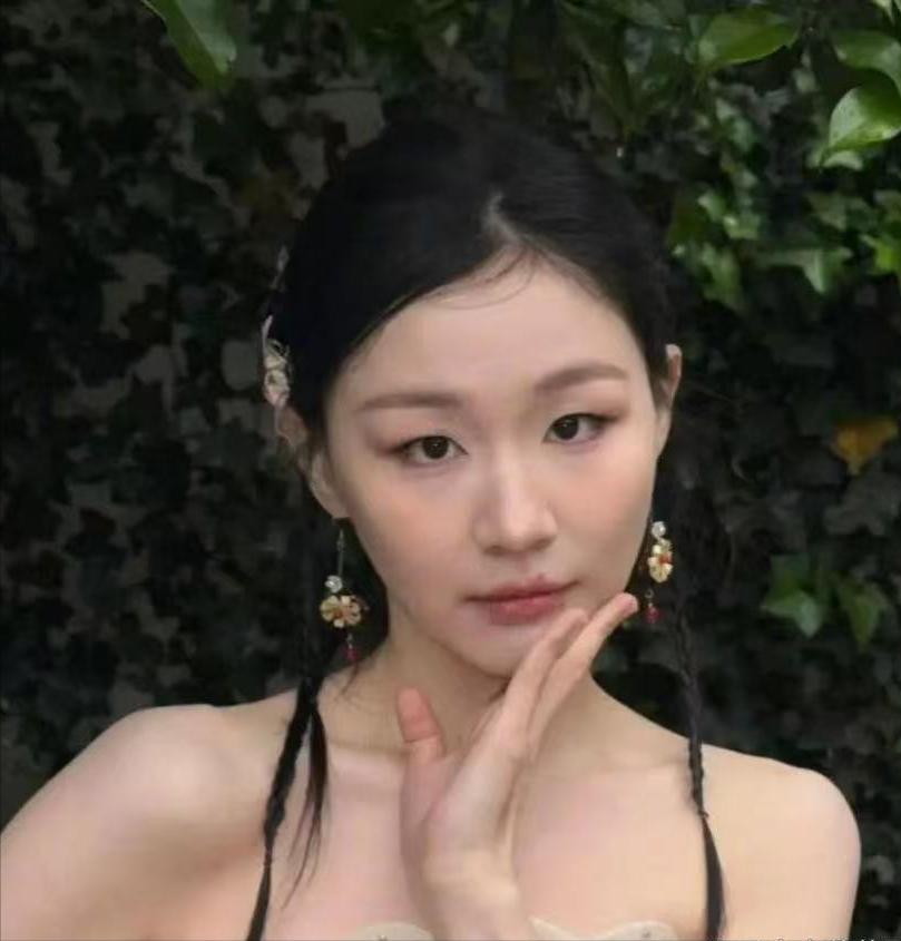 金靖当众当面调侃迪丽热巴：你好美，心好丑，全场瞬间尴尬僵住！
 
娱乐圈综艺现场