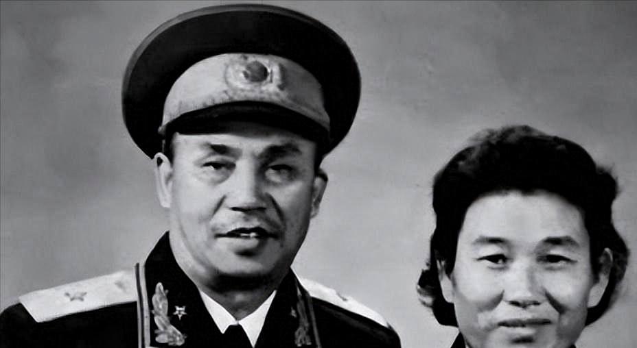 1947 年，四野一位师长娶了牺牲战友的遗孀。新婚夜，他没碰新娘，反而对着她提了