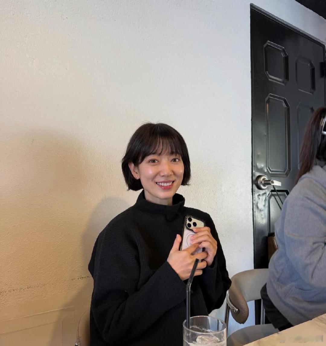 朴信惠短发近照朴信惠35岁近照，没有一点变化呢～朴信惠35岁近照 ​​​