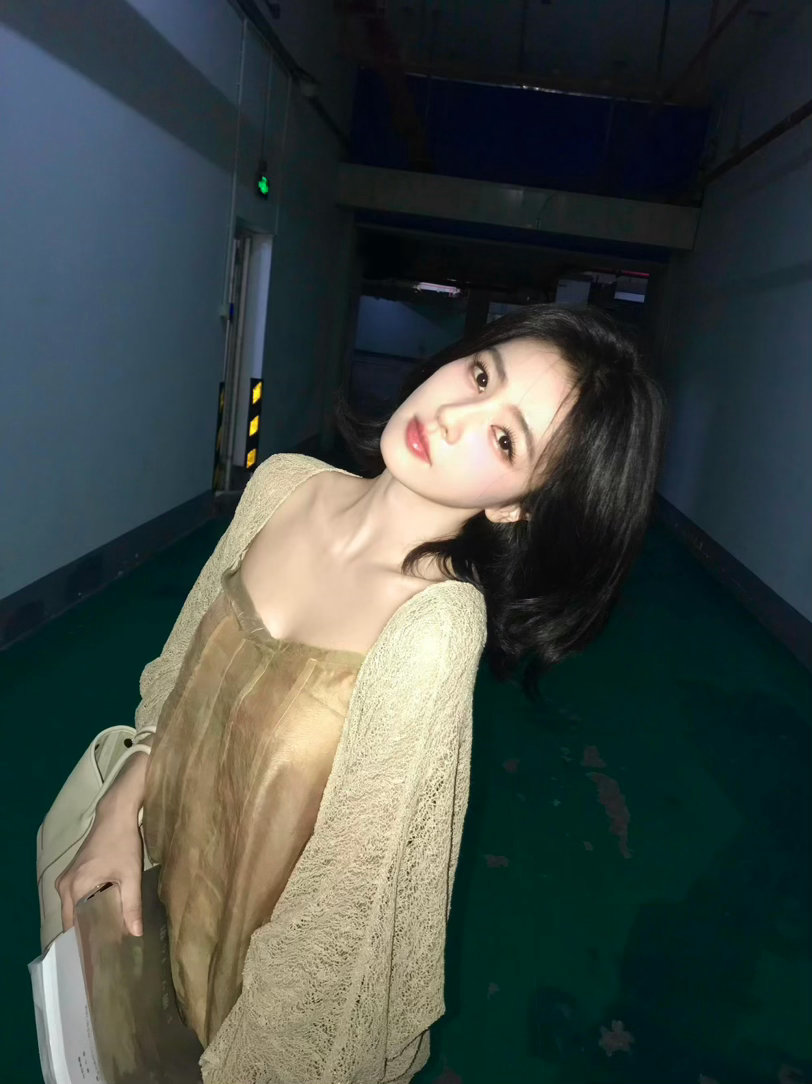 白鹿十周年实体专时光流转，你在舞台上光芒万丈✨。从初见到如今，爱意愈发浓烈💕。