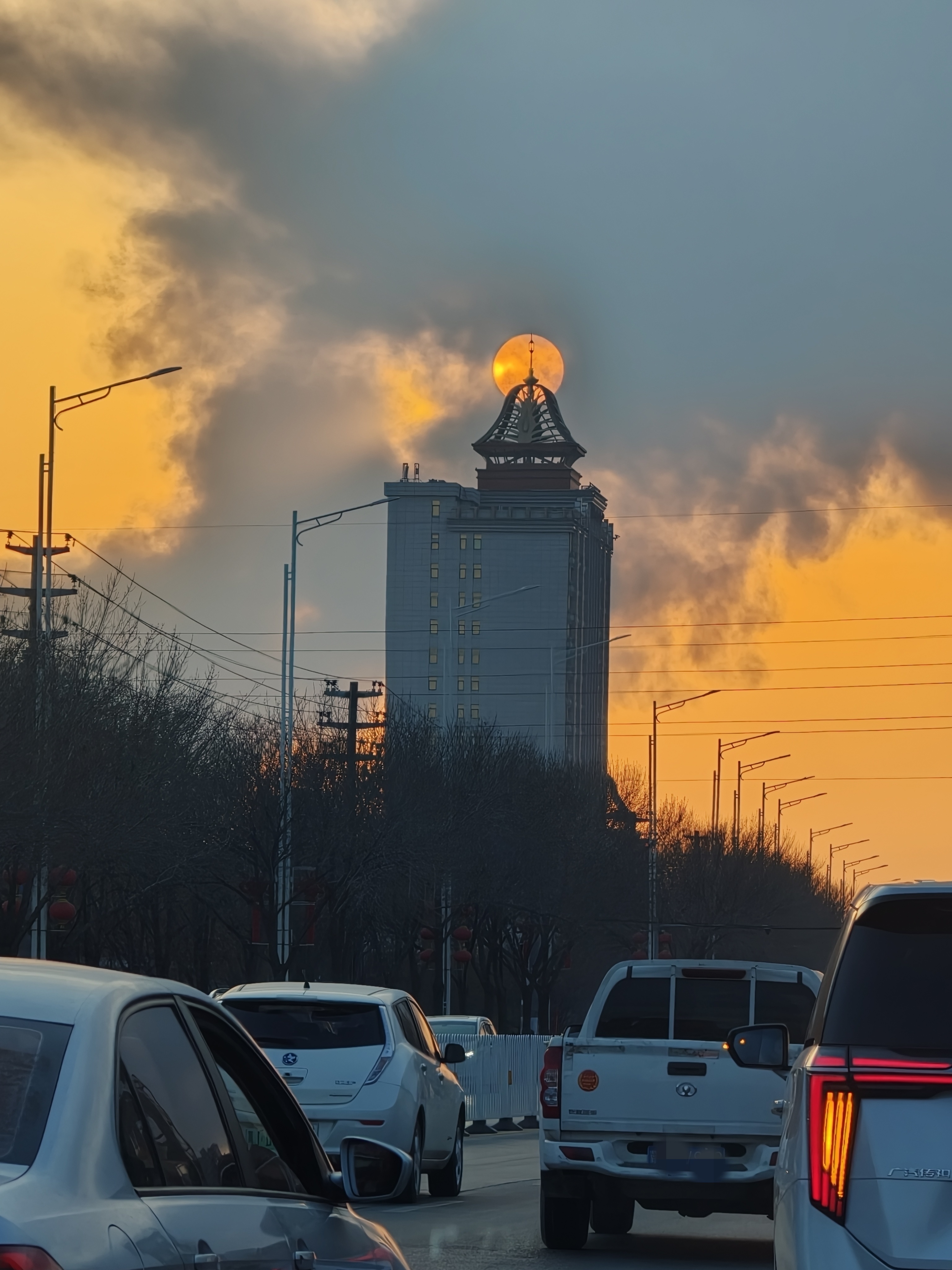 似乎是着火了，而且很大 