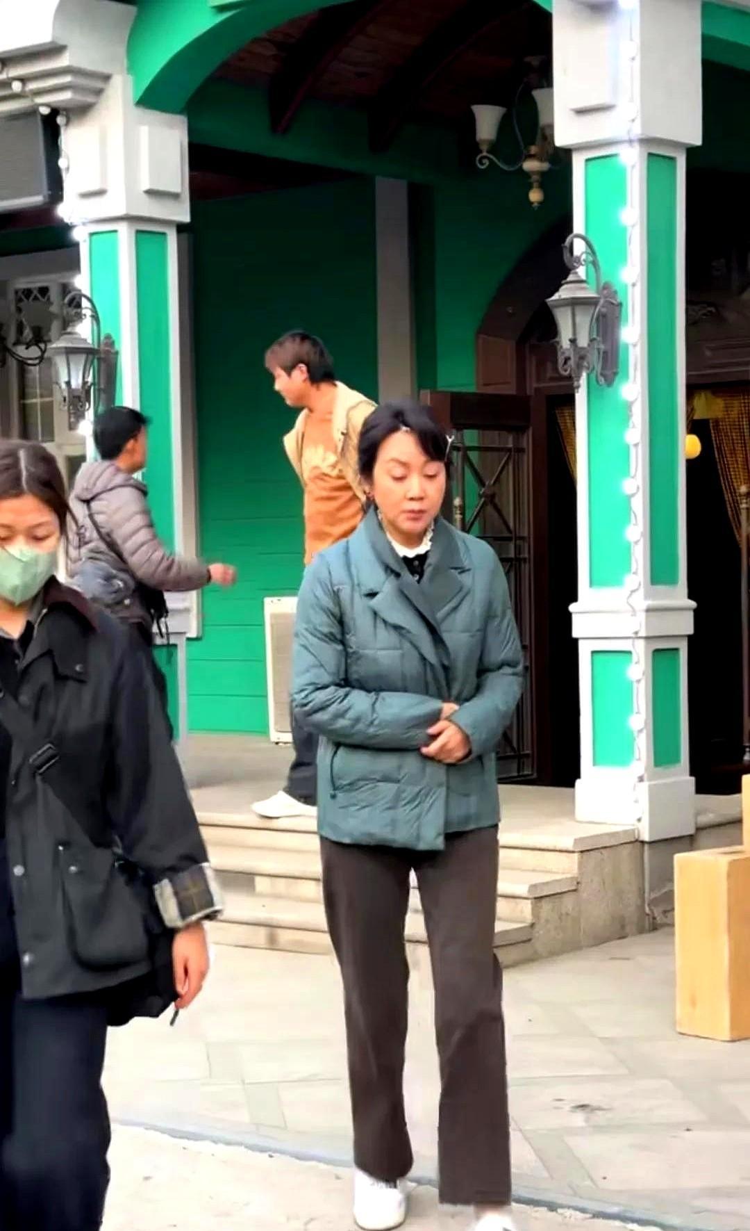 闫妮穿拖鞋上街，没人骂她邋遢。
她演外婆，老太太的皱纹里都是故事。
观众不看她头