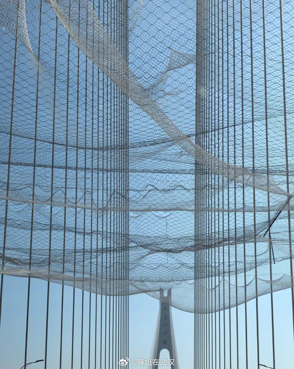 武汉武汉二七桥这是在干啥？提前防冻雨吗？😳 武汉