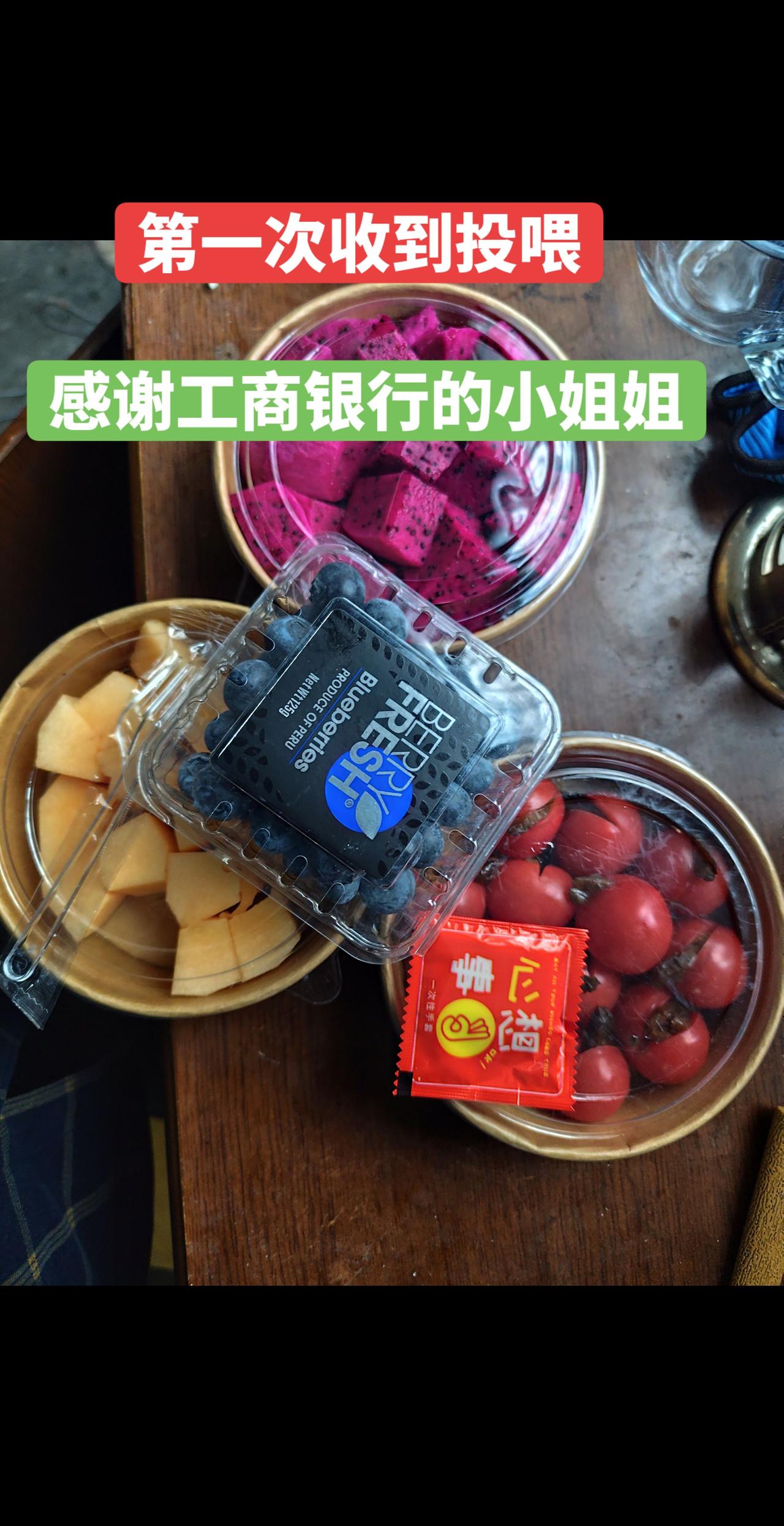 第一次感受到滕州人的热情似火的善良。滕州:12月12日第一场雪，路滑车多拥堵不堪