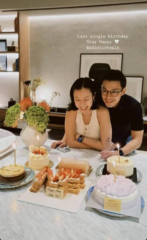 刚刚看到霍启仁订婚宴的照片，未婚妻Namfon手里攥着一大把红包，笑得眼睛都眯成