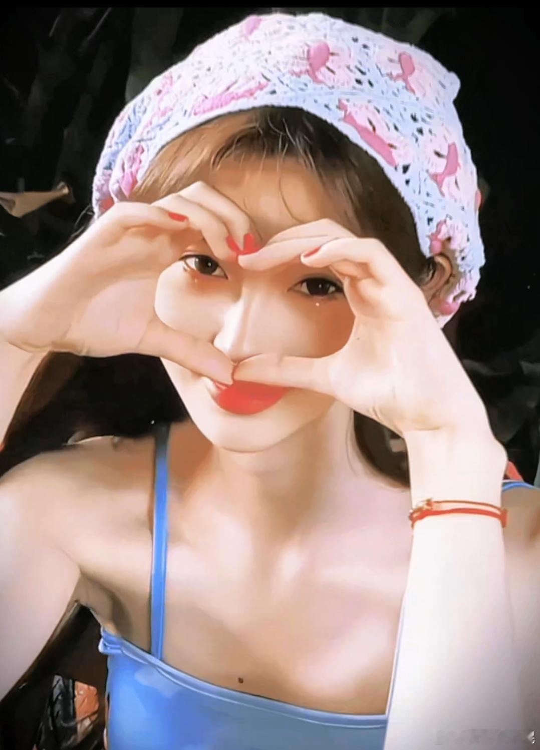 鞠婧祎 【蓝色温柔】🍊 把爱意框进眼里，夏日限定温柔💙鞠婧祎