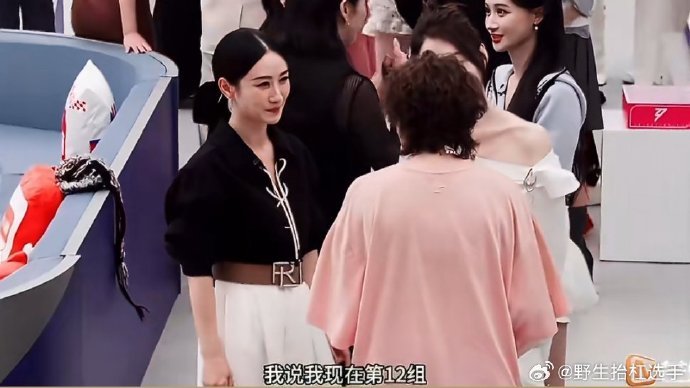 王濛李小冉小声蛐蛐全被拍了王濛李小冉悄悄唠嗑的模样太有喜感，一举一动都被镜头牢牢