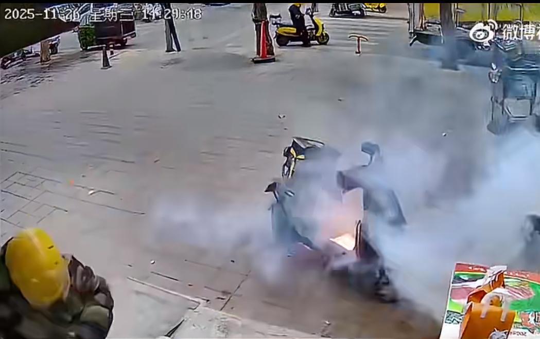 完整记录一起外卖小哥电瓶起火事故，他骑的车在马路牙子磕了一下，停下不到2秒钟，电