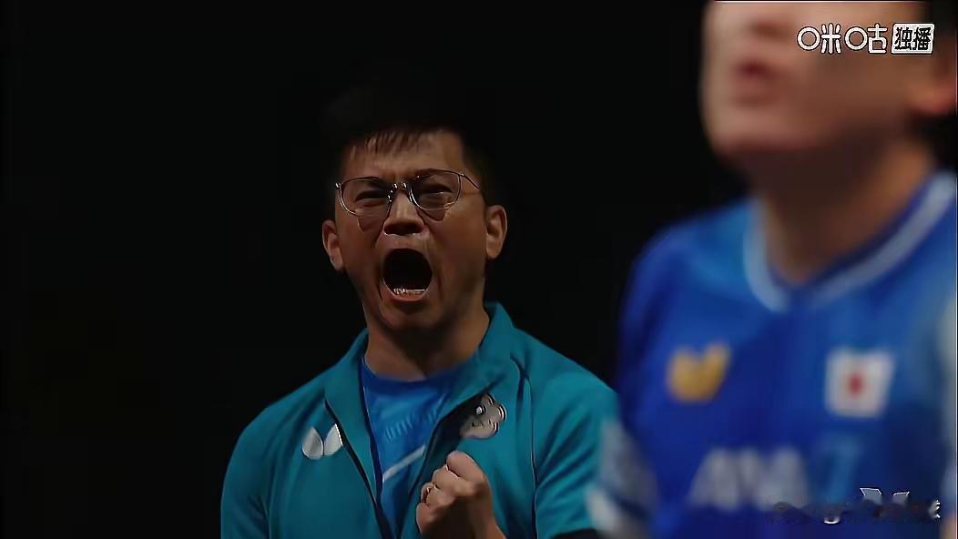 张本满场瞎叫：林昀儒教练实在“忍不住”了
 比赛打到最后一局，听着张本智和叫了 