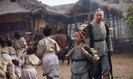 古时候，有个男子上厕所，隔壁间有一女子也在上大号，巧的是，这个女子手里的“厕筹”