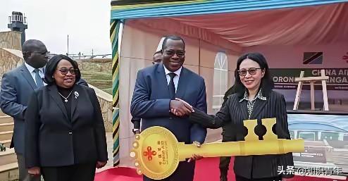 坦桑尼亚之前为了向英国和日本示好，突然就取消了和中国合作的100亿美元巴加莫约港