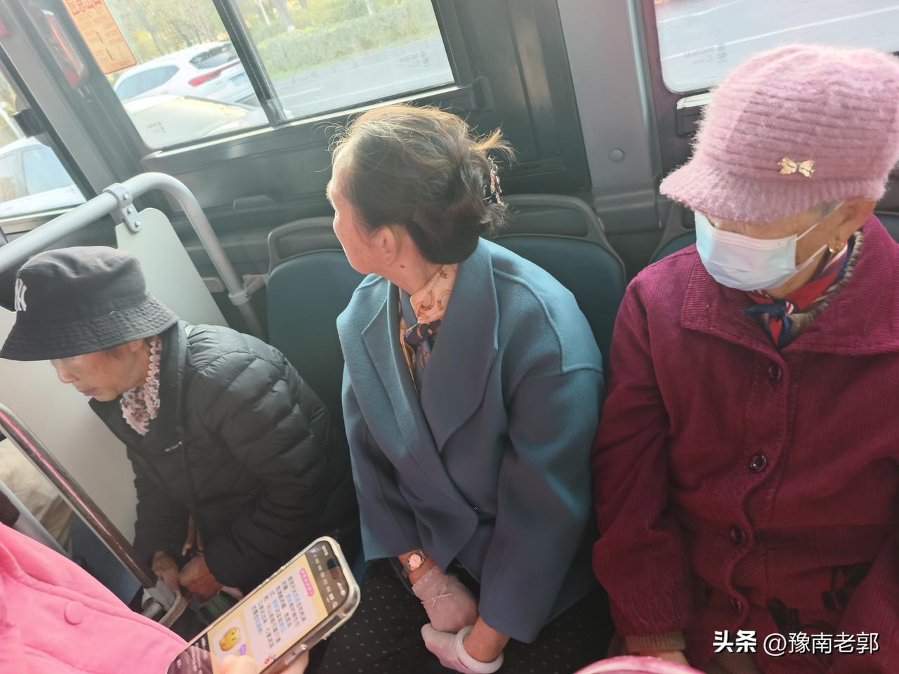 我在早上坐公交车的时候发现，有的公交线路上的公交车上很多老年人，老年人为啥喜欢早