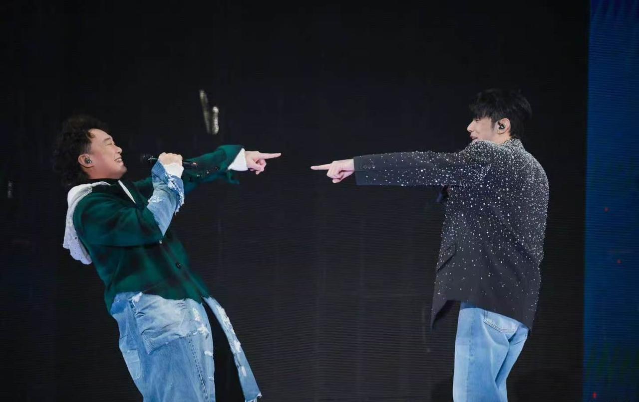 单依纯、李荣浩闹侵权纠纷，陈奕迅如坐针毡。
陈奕迅、李荣浩是多年好友，当晚他和杨