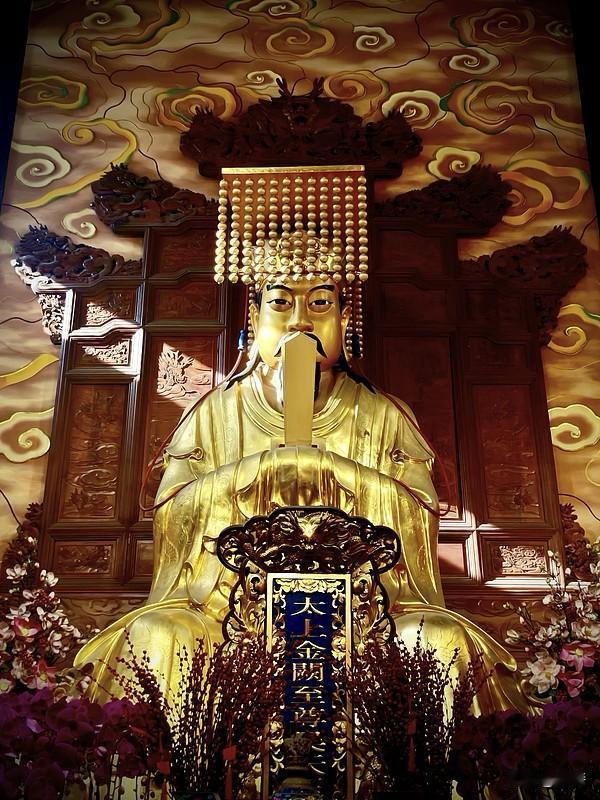 玉皇大帝的本名在民间传说里是张友人或者张百忍，全称老长老长了，叫《太上开心执符御