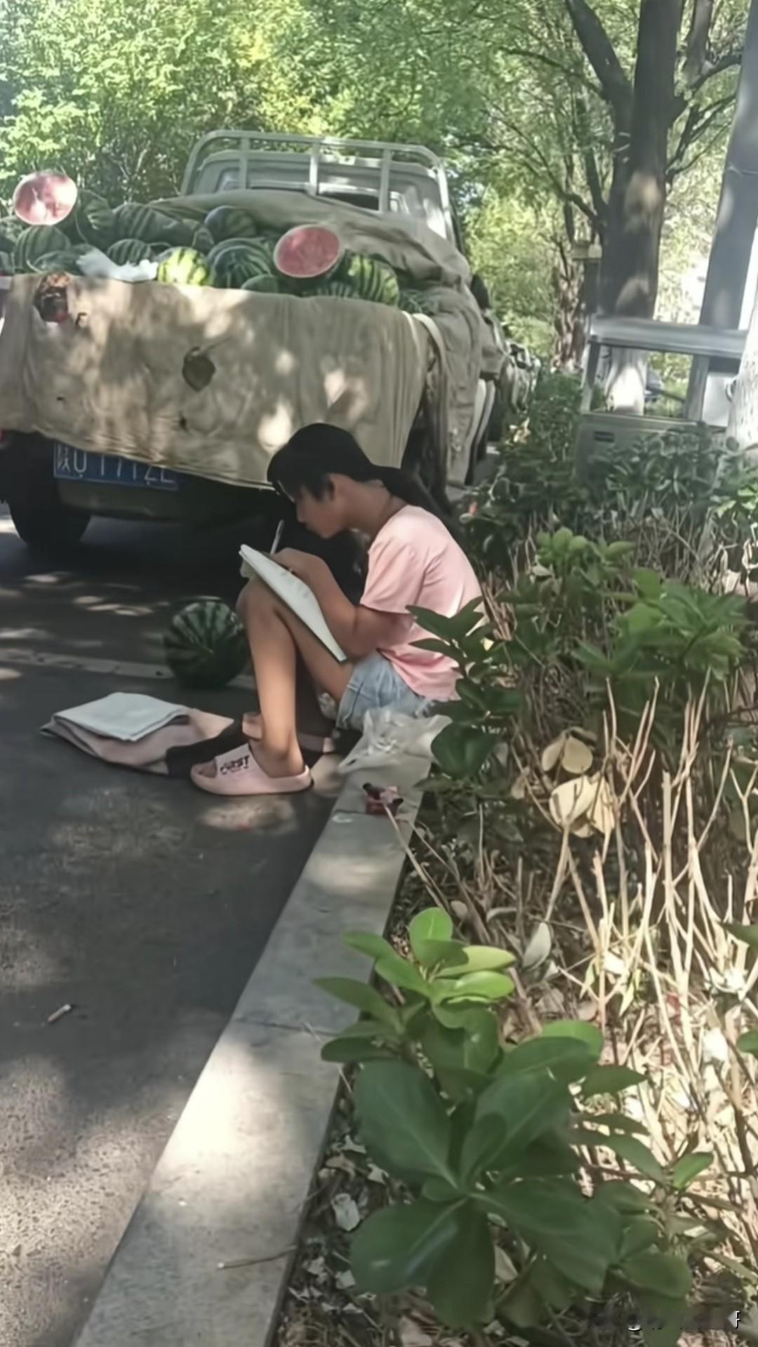 原本是没有打算买瓜的，却因为这一幕鬼使神差的让我买了两个大西瓜回去。今天中午下班