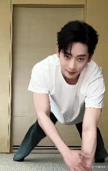 丞磊做了红温运动没红温红温运动难不倒丞磊，脸不红气不喘还超会撩，白T身材太养眼，