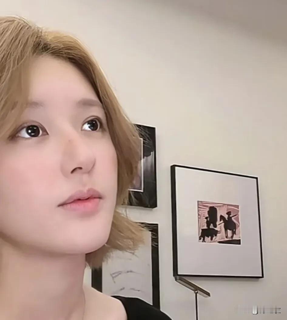 赵露思自己在几年前又续了合约，这次上热搜闹是因为合约没到期她想解约，结果要赔付巨