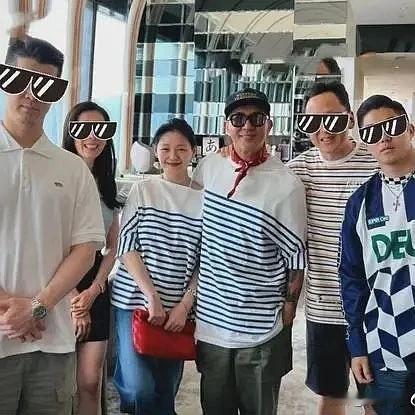 真爱啊！能让大S走出家门聚餐，还穿情侣装秀恩爱，具俊晔是有点东西的呀。想当初，汪