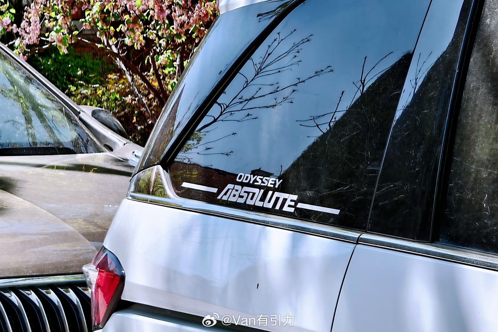 虽说没看出这车改了哪里，但这一小片贴纸还是有点讲究的本田奥德赛 MPV