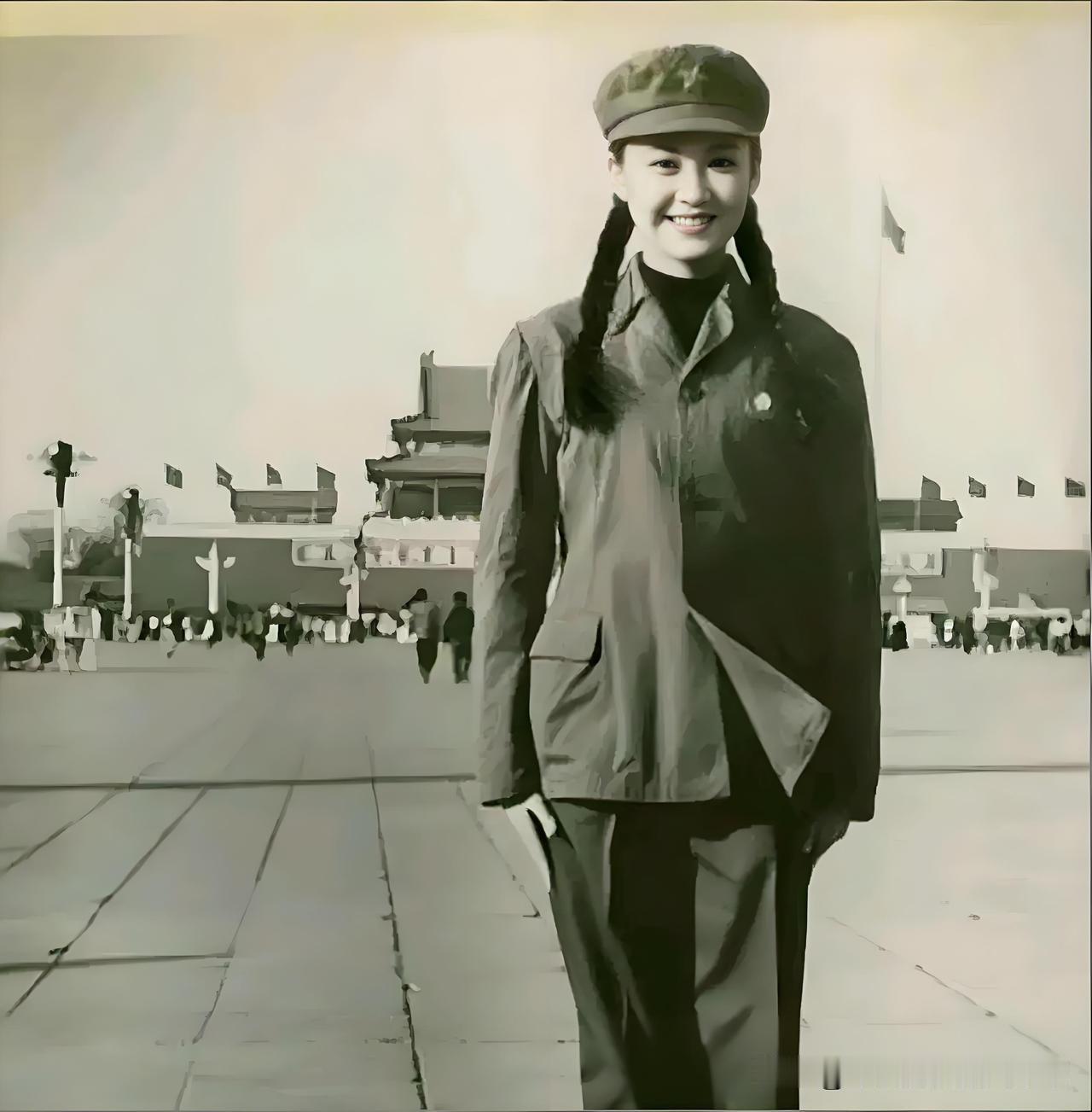 还有没有人记得她
1988年她在北京天安门广场的留影。
当年她18岁正是含苞欲放