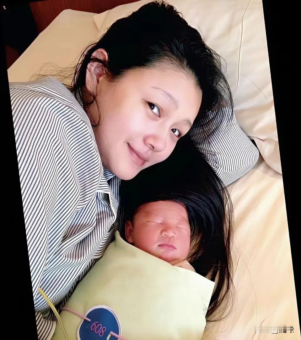 S的人生故事，真比偶像剧更扎心！
她与汪小菲一见钟情，为了生孩子，她选择停滞演艺