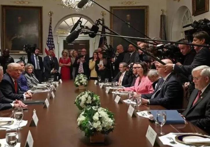 他被特朗普当众羞辱，全场都在哄笑
   
白宫东厅灯火通明，台上的人刚要开口，特