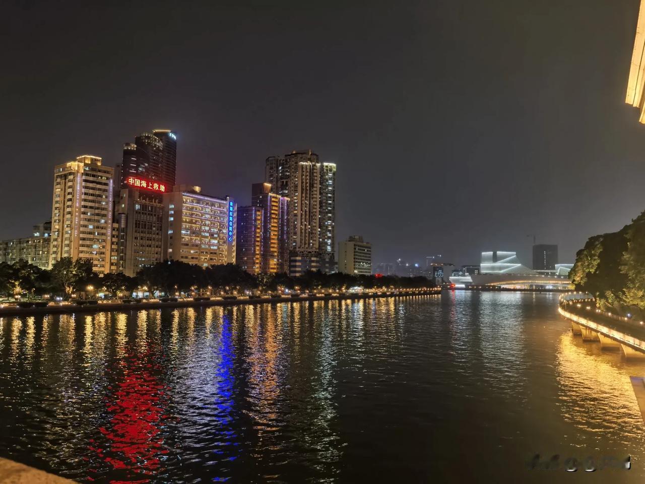 美丽风景共欣赏夜幕下，站在人民桥，静赏珠江夜景，用镜头收录这夜色的迷人风姿。（原