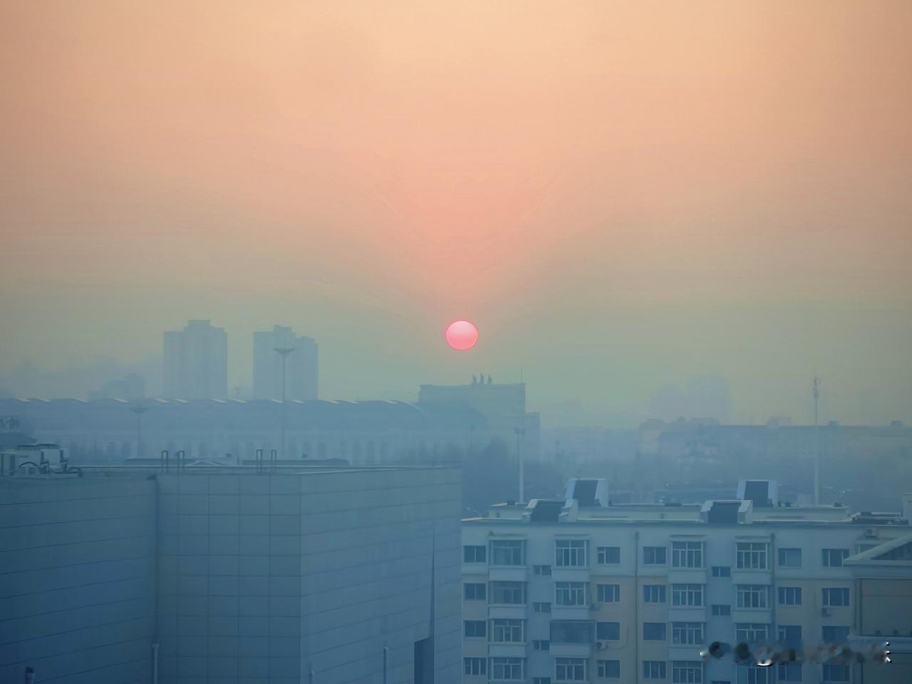 哈尔滨冬日下午15.33分就看到这么美的落日！现实中的太阳非常非常红，像一个大大