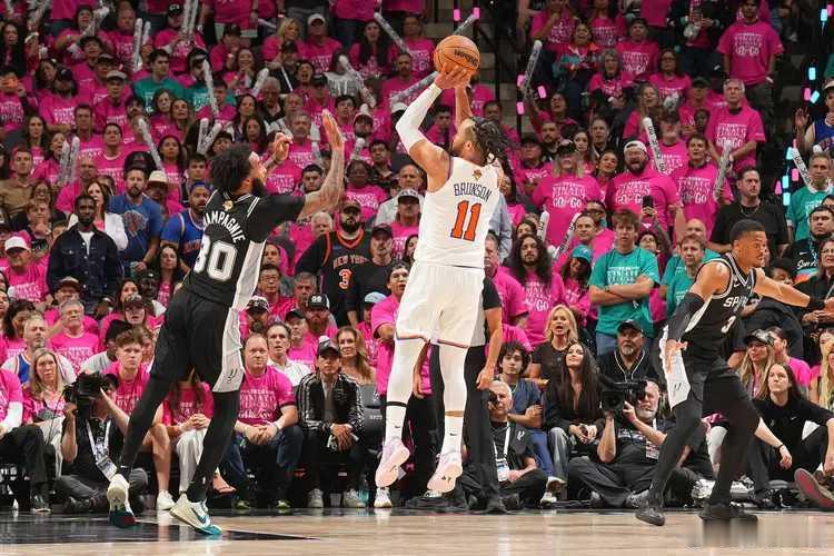 NBA总决赛启幕，纽约尼克斯队赢球抢到主场优势。布伦森得到30分，唐斯得到18分