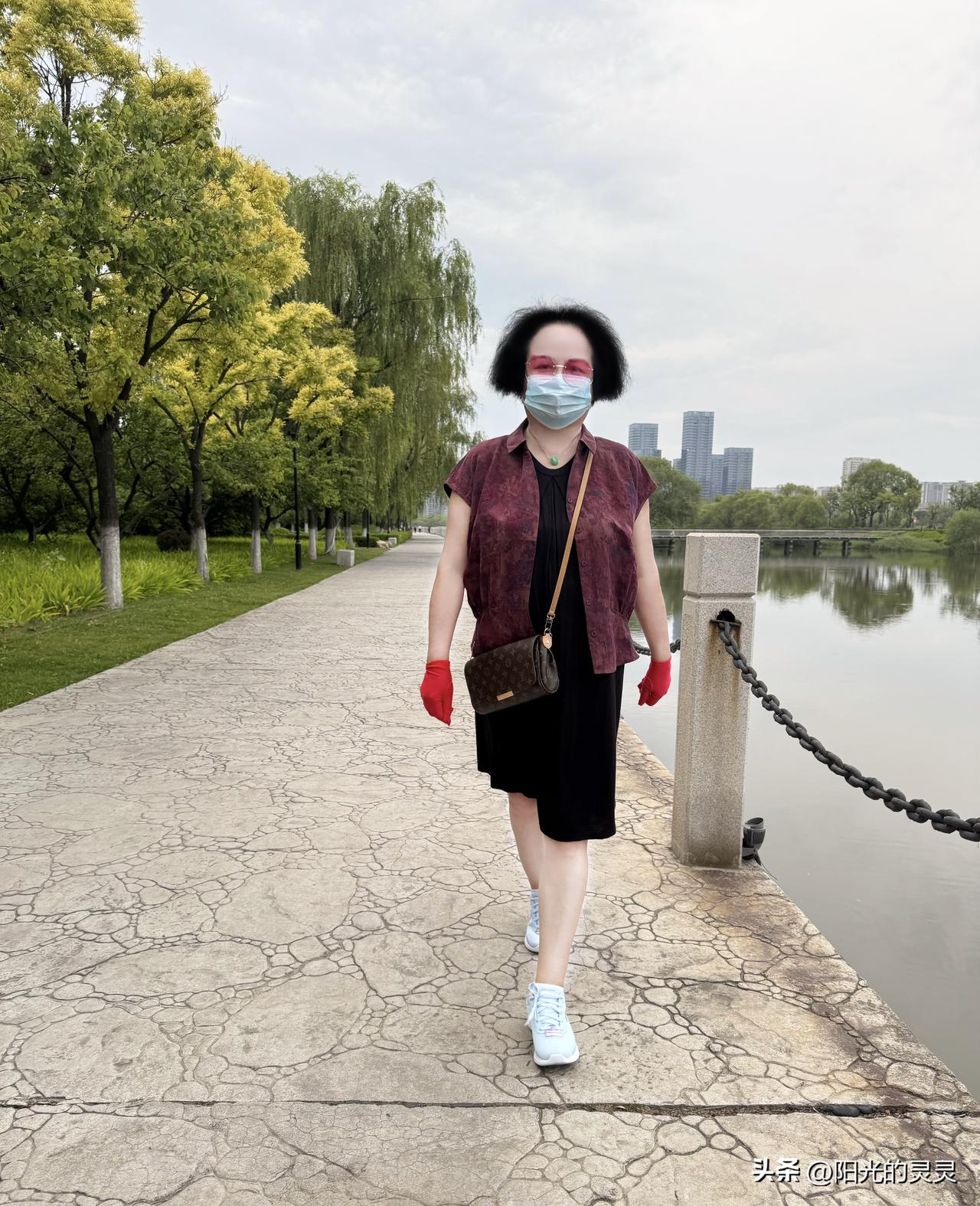 再来说一说旅游。
现在人们不局限于满足日常的工作生活，更主要的都是在工作之余，出