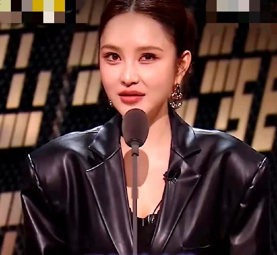 快70岁的刘晓庆，简直是内娱的一面“照妖镜”。
当小花们还在纠结玻尿酸打哪儿、眼