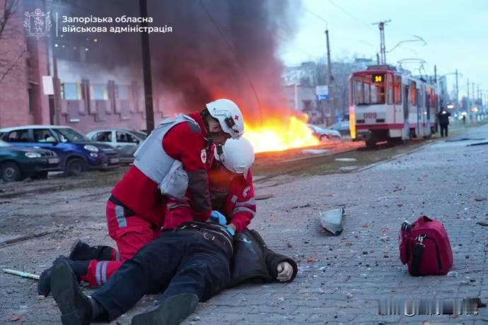 乌克兰控制的扎波罗热市遭到俄军袭击，初步数据显示，1人死亡，6人受伤。

扎波罗