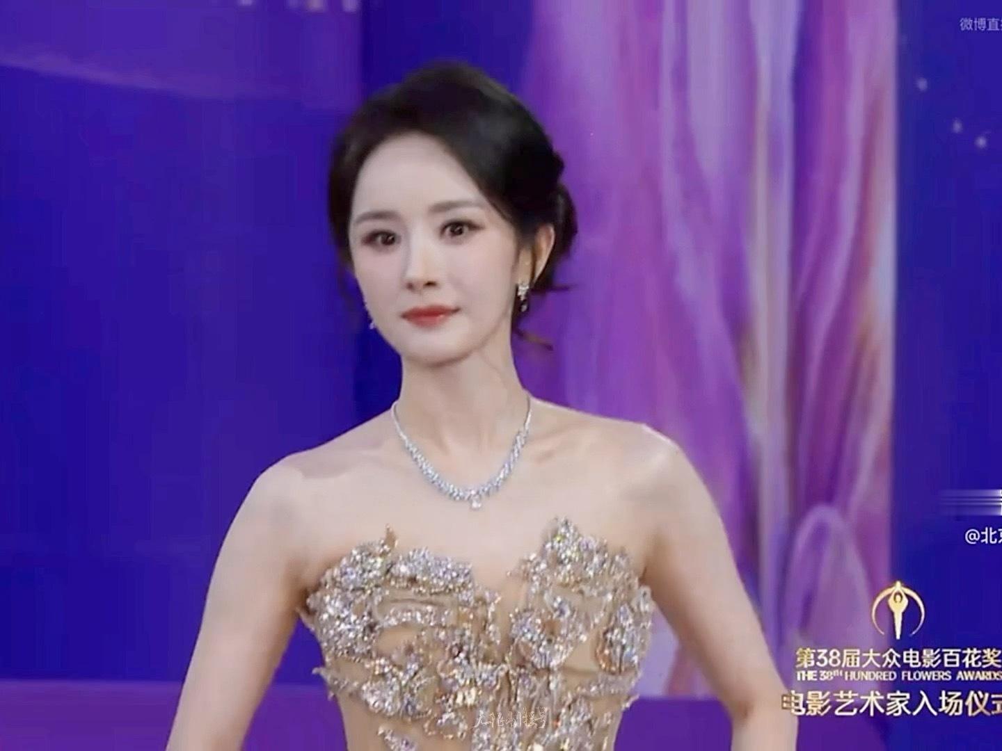 刚点进去直播 女神就在毯上了不要太巧